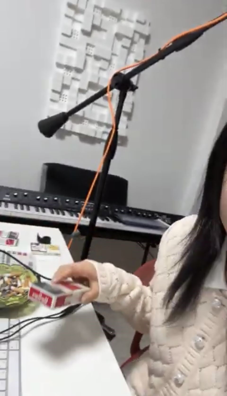 Meenoi caught on Livestream