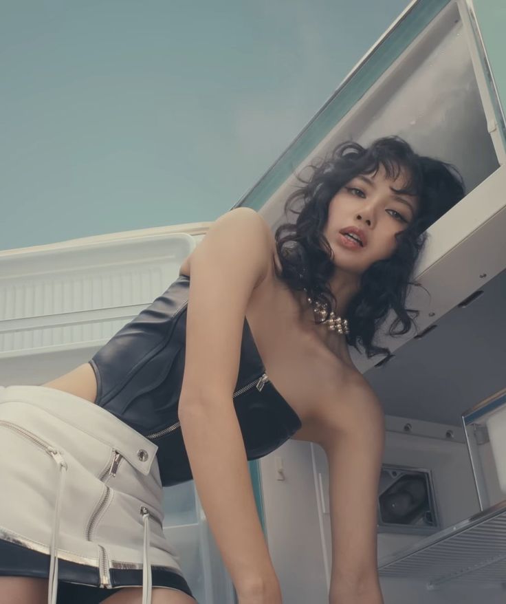 LISA "NEW WOMAN"