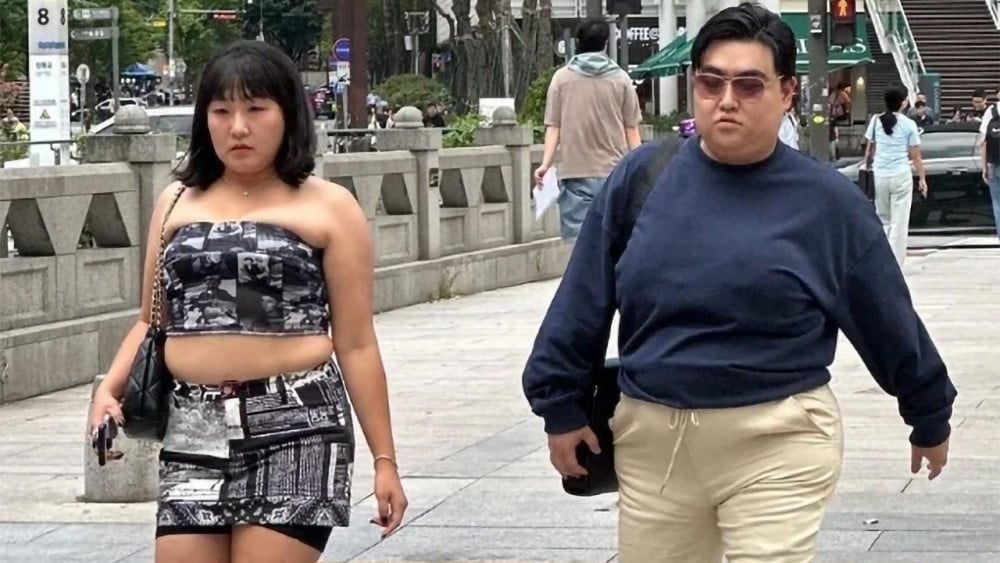 Lee Su-ji parodies Bang Si Hyuk’s photo.