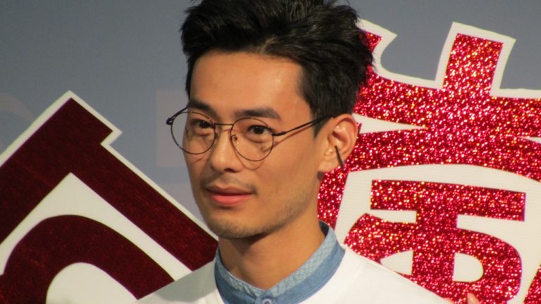 Dominic Ho Goes Unrecognized While Promoting New Music on the Streets, Wins Support Online