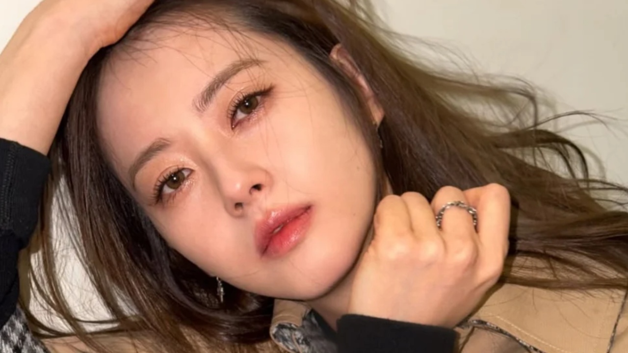 Go Ara Shows Her Timeless Beauty in Simple Instagram Photos