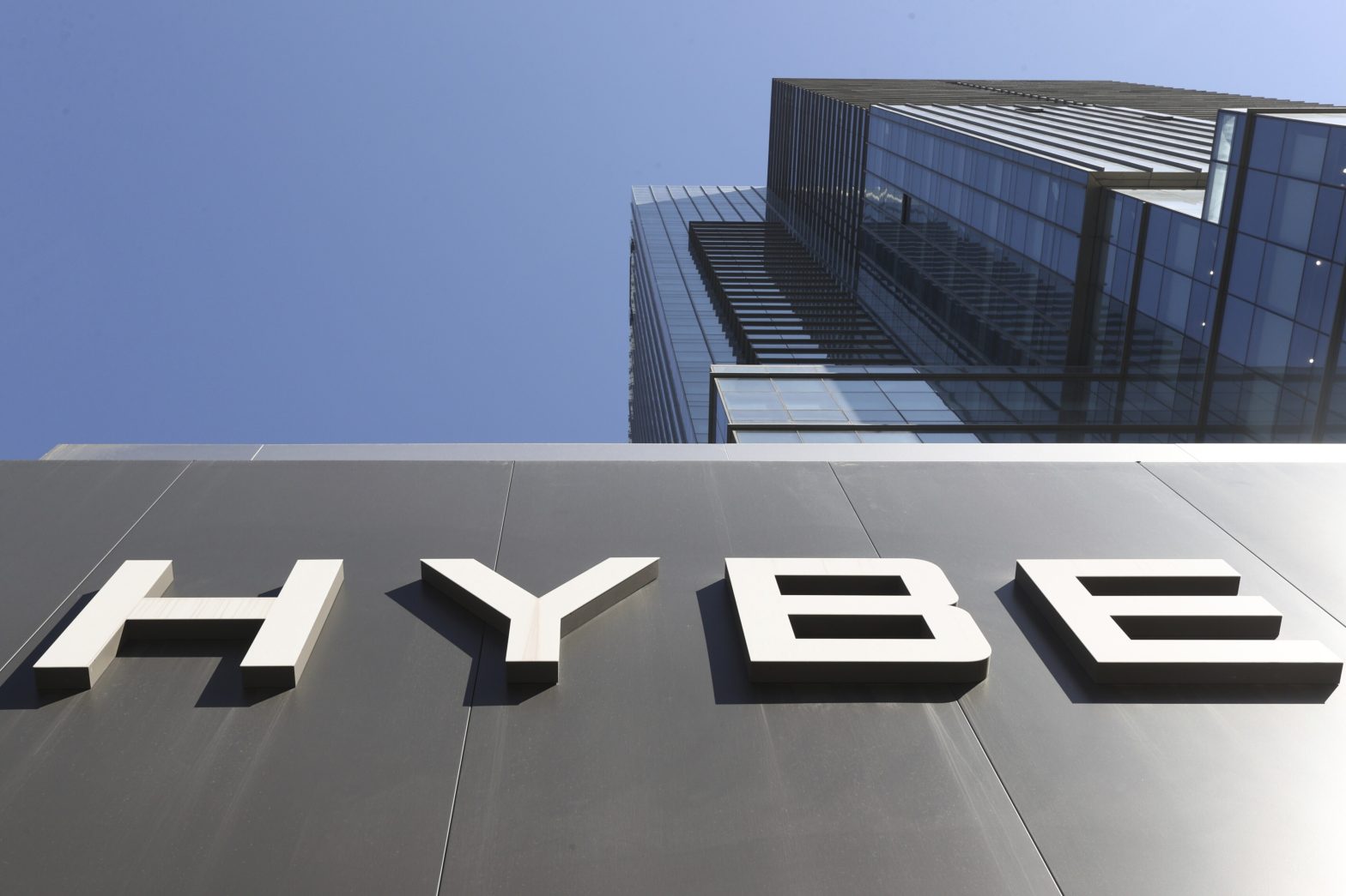 HYBE’s Free In-House Bungeoppang Sparks Envy and Positive Buzz Online