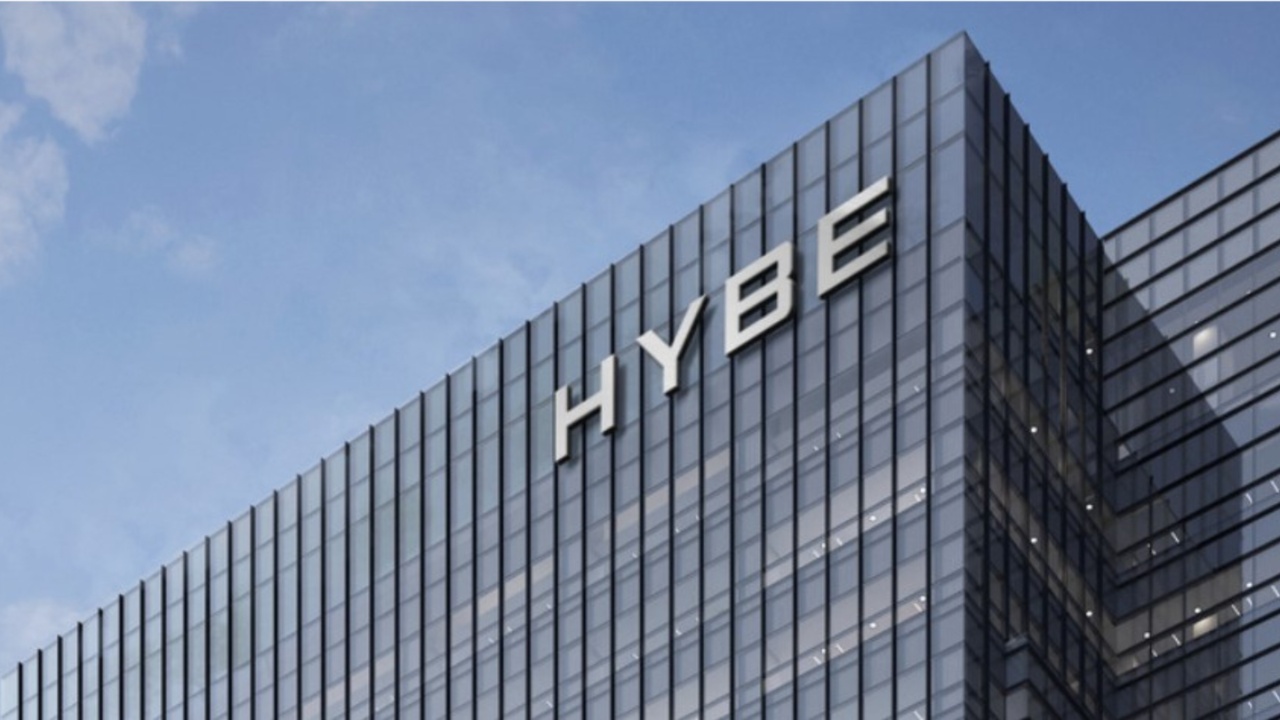 HYBE’s Free In-House Bungeoppang Sparks Envy and Positive Buzz Online