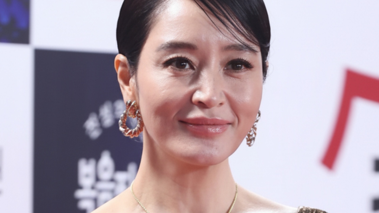 Kim Hye Soo Sets Red Carpet Trends with Bold “No Bra” Fashion Statements